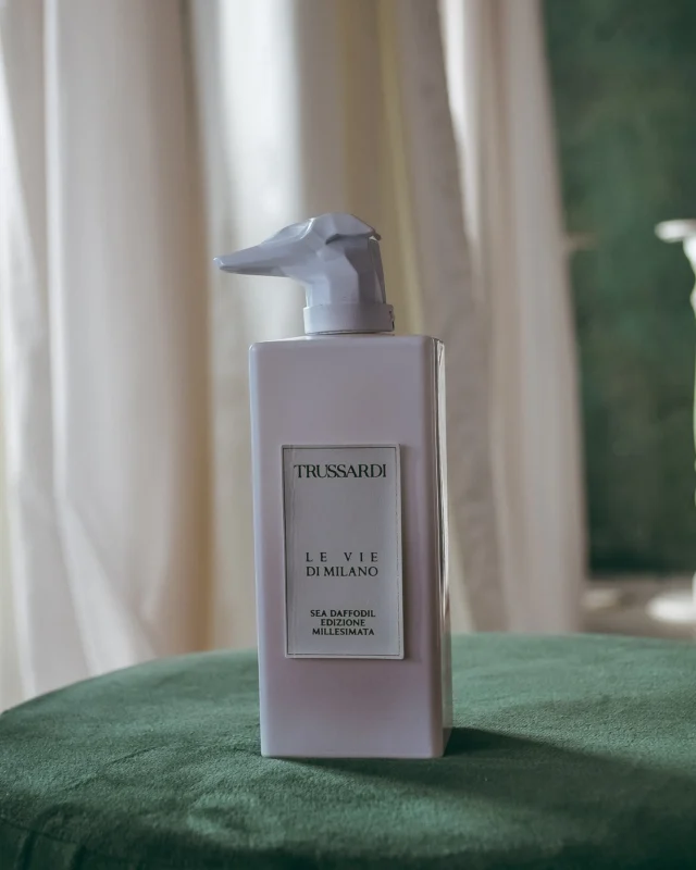 Sea Daffodil Trussardi

Поєднання солоденьких горішків з кокосом , які лежать на прохолодному піску біля узбережжя із солоними хвилями .

Sea Daffodil - У період з червня по вересень на середземноморських пляжах можна зустріти морські нарциси (панкрації), солодкий і сонячний аромат яких змішується з морським бризом. Це теплий, ніжний та солоний аромат.

__________________________ 

Для замовлення переходьте на сайт або в особисті повідомлення (посилання на сайт в шапці профілю) 
‼️ЦІНА ВКАЗАНА НА САЙТІ 

❓Потрібна консультація, Допомога у виборі? Пишіть нам в особисті повідомлення