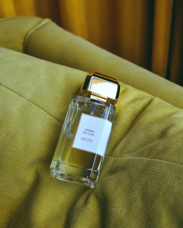 CRÈME DE CUIR BDK

Біла замша, ніжна, несолодка, яка доповнюється терпкістю бергамоту, стриманими цитрусами .

Він шкіряно-пудровий, в розкритті зʼявляється кисло-солодкий  ананас .
Підійде як чоловікам, так і жінкам. 
Дуже витончений аромат ,стійкий , але ближче до шкіри. 

Сподобається поціновувачам шкіряних ароматів, особливо тим, хто хоче щось повсякденне та легке, але з відтінками шкіри. 
__________________________ 

Для замовлення переходьте на сайт або в особисті повідомлення (посилання на сайт в шапці профілю) 
‼️ЦІНА ВКАЗАНА НА САЙТІ 

❓Потрібна консультація, Допомога у виборі? Пишіть нам в особисті повідомлення