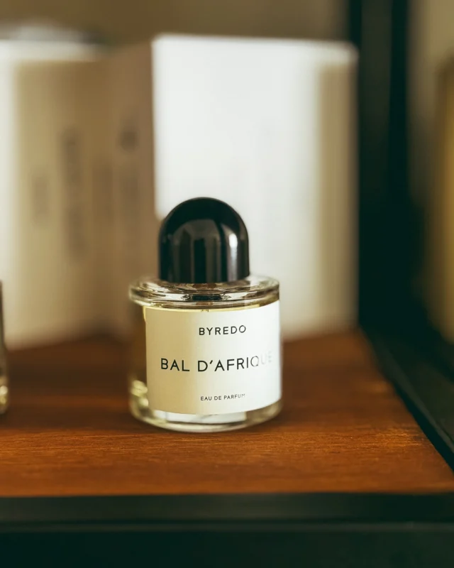 BAL D’AFRIQUE BYREDO

пахне як дорогий крем із тропічними фруктами, засмаглою шкірою та деревною пудрою. Він теплий, м’який і затишний — ніби ви на відпочинку в Африці, де повітря насичене пилом, квітами та солодкими цитрусами. 
Беззаперечний хіт бренду 
__________________________ 

Для замовлення переходьте на сайт або в особисті повідомлення (посилання на сайт в шапці профілю) 
‼️ЦІНА ВКАЗАНА НА САЙТІ 

❓Потрібна консультація, Допомога у виборі? Пишіть нам в особисті повідомлення