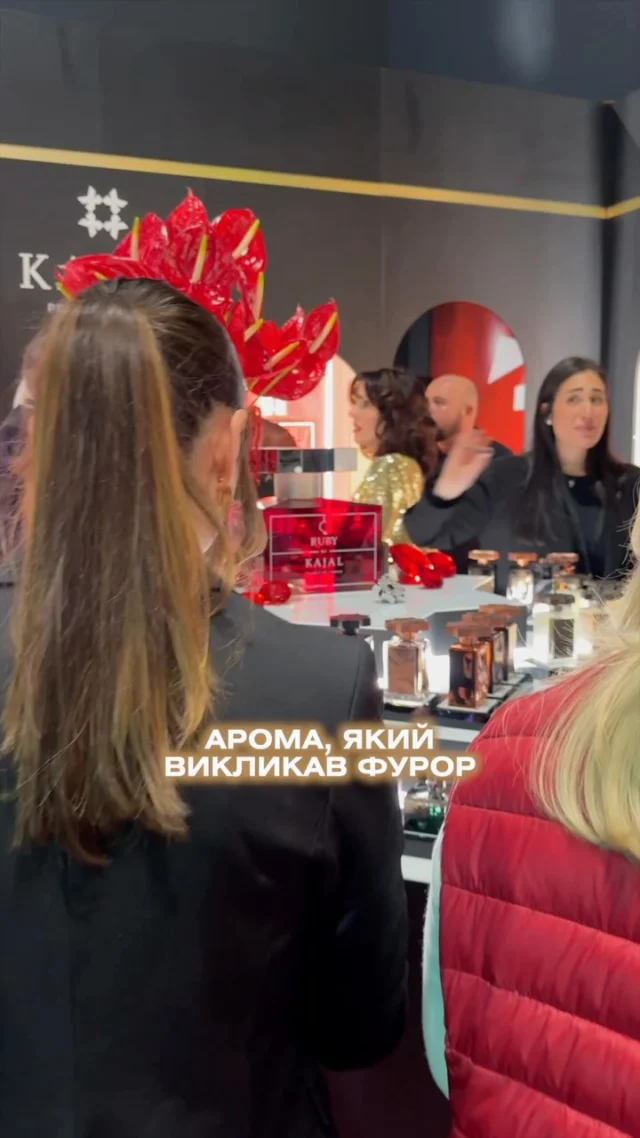 RUBY KAJAL

Kajal Ruby пахне як десерт з вишнею, ананасом і збитими вершками - дуже солодко, насичено й яскраво. 
Нагадує мармелад або йогурт із сиропом. Стійкий, теплий і затишний, як плед у прохолодний вечір
__________________________ 

Для замовлення переходьте на сайт або в особисті повідомлення (посилання на сайт в шапці профілю) 
‼️ЦІНА ВКАЗАНА НА САЙТІ 

❓Потрібна консультація, Допомога у виборі? Пишіть нам в особисті повідомлення