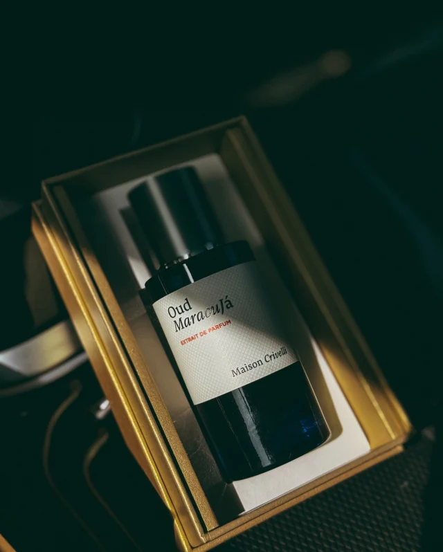 Oud Maracujá Maison Crivelli

Інтенсивний товариш, який буде поряд з вами весь день і підтримувати вас.
Це яскравий старт з злегка терпкуватої маракуї , а потім удовий шлейф з краплею шкіри .
Ніби якісна шкіряна куртка, на яку потрапило декілька крапель з-під маракуйї
Яскраво, стійко і неймовірно дифузно !
__________________________ 

Для замовлення переходьте на сайт або в особисті повідомлення (посилання на сайт в шапці профілю) 
‼️ЦІНА ВКАЗАНА НА САЙТІ 

❓Потрібна консультація, Допомога у виборі? Пишіть нам в особисті повідомлення