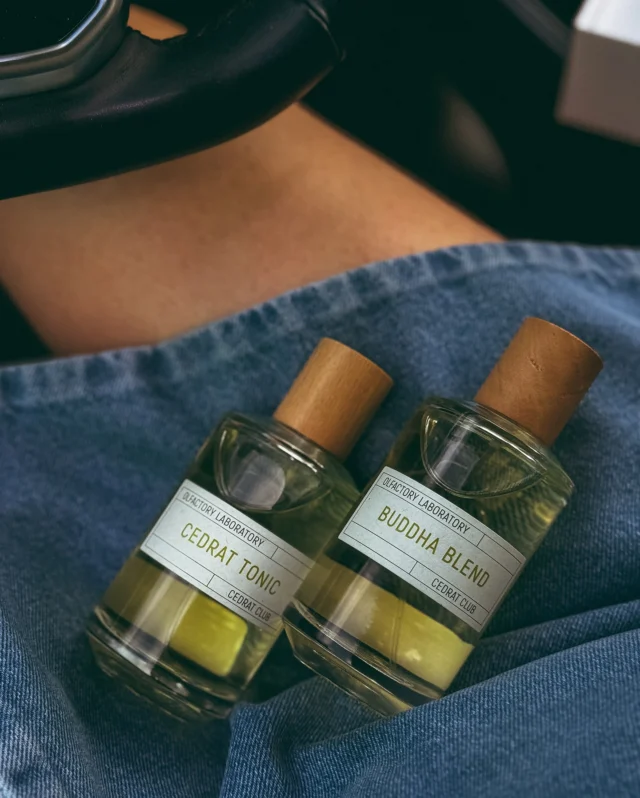 Cedrat Tonic, Buddha Blend 
Les Liquides Imaginaires

▪️Cedrat Tonic
Пахне, як лимонад з джином: освіжаюче, бадьоро, з нотами лимона, м’яти та розмарину. 
Ідеальний для спеки👌звучить чисто, трохи трав’янисто й по-літньому яскраво. У шлейфі є прохолодний мускус і легка деревна база

▪️Buddha Blend
Теплий і затишний аромат з молочно-ванільною солодкістю, цедрою лимона та спеціями. 
Нагадує десерт з юдзу, імбирем і матчою. М’який, трохи вершковий, але не нудотний ,а  як тепле світло в холодний день
__________________________ 

Для замовлення переходьте на сайт або в повідомлення (посилання на сайт в шапці профілю) 
‼️ЦІНА ВКАЗАНА НА САЙТІ 

❓Потрібна консультація, Допомога у виборі? Пишіть нам в особисті повідомлення